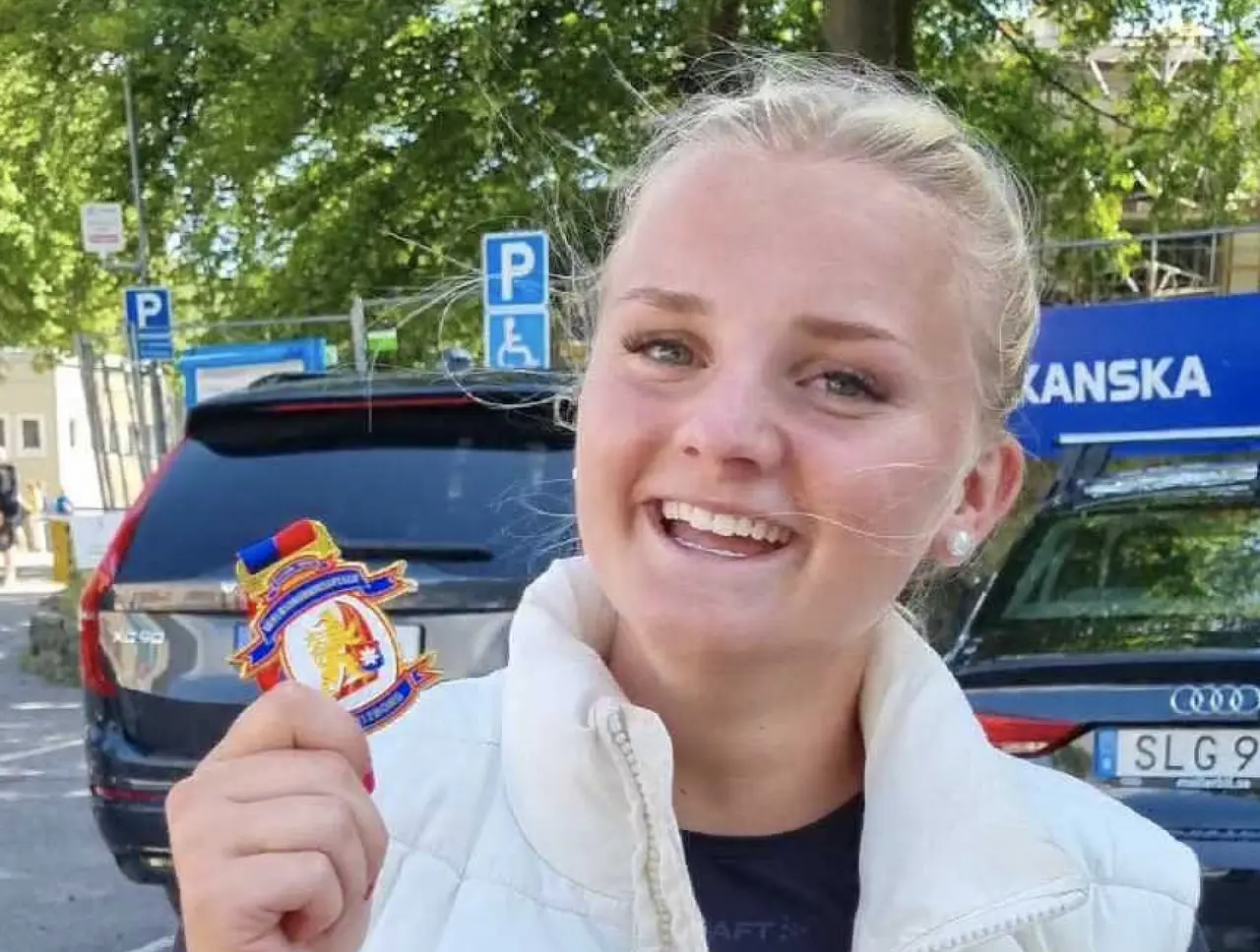 Tove Olsson tog den första av årets totalt tre IFK Lidingö-segrare i Världsungdomsspelen. Foto Lotta Hellstrand.