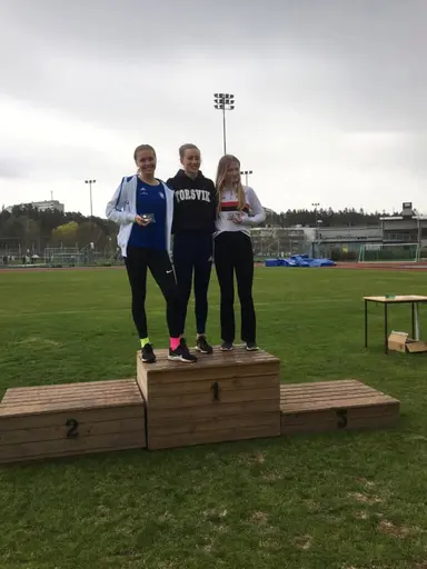 Alice och Mellanie på pallen