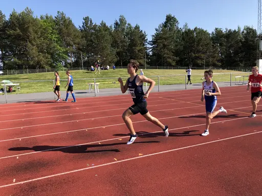 1. Edvin flyger 2. Vårt starka stafettlag. 3. Fotboll mixed; Lidingö-Täby 4. Tjejkvintett. 5. Delar av truppen 6. Pers-Anton 7. Kalle springer snabbt 