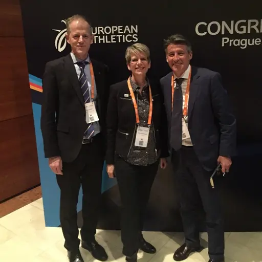 Karin. Den svenska delegationen med Johan Storåkers, Stefan Olsson, Anna Palmerius, Karin, Toralf och Curt Högberg. Den avgående styrelsen. Toralf, Karin, Sebastian Coe. Svein-Arne Hansen och Toralf.