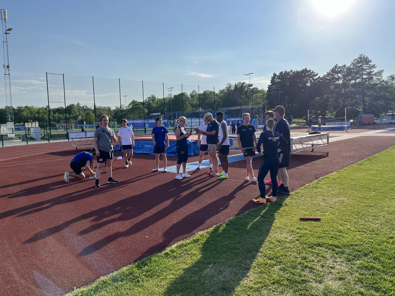 Satt växlingarna? Coacherna kollar mobilernas filmer tagna från lite olika vinklar. Foto: Janne Åkerblom