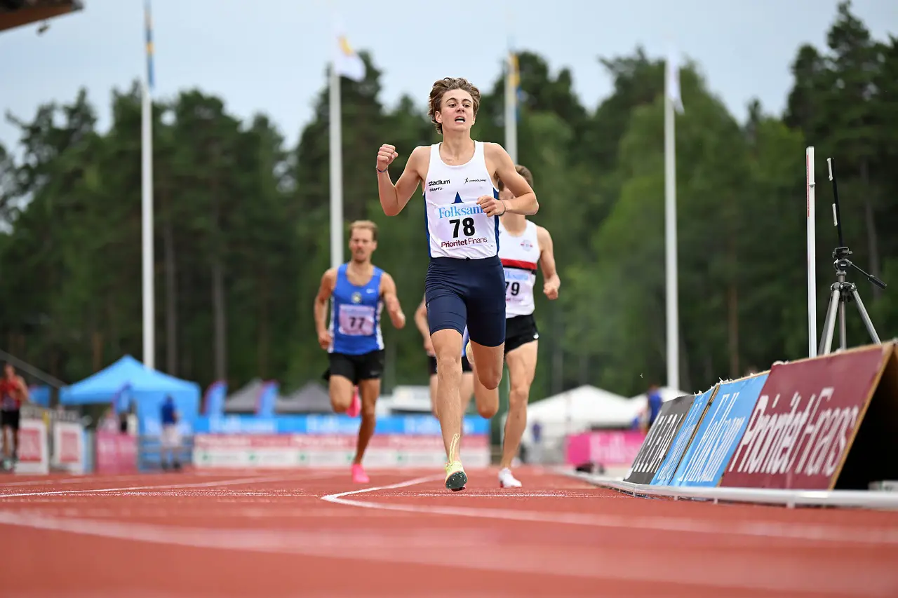 Öronblicket då Kalle Ottfalk blir P17-Sverige-etta genom tiderna. Foto: DECA Text & Bild