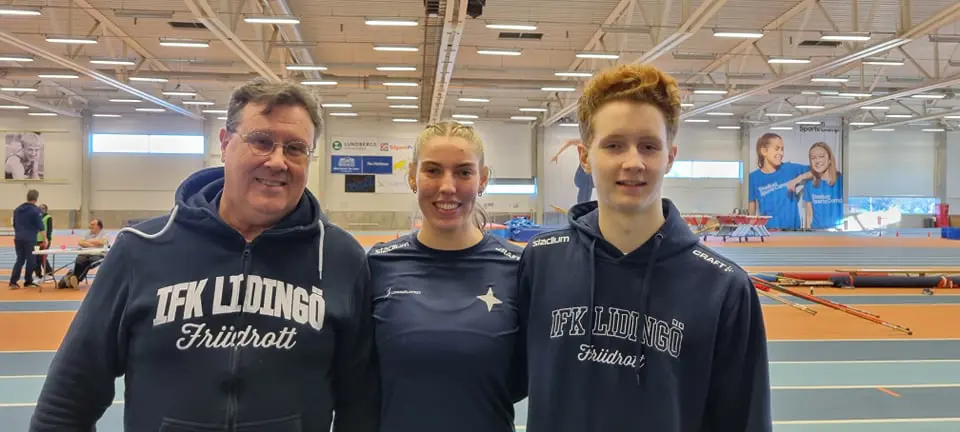 Stavcoach Robert Eliasson, klubbrekordsslagare Johanna Hellman och dubbelpersande Anton HH. Foto från Surbulle Indoor: Lotta Hellstrand