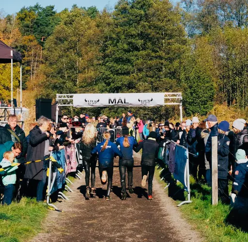 Nöjda tjejer efter målgång! Från vänster: Irma-Li Grönqvist, Pella Kihlbaum, Estrid Frick och Leah Palmblad Foto: Linda Torssander Palmblad.
