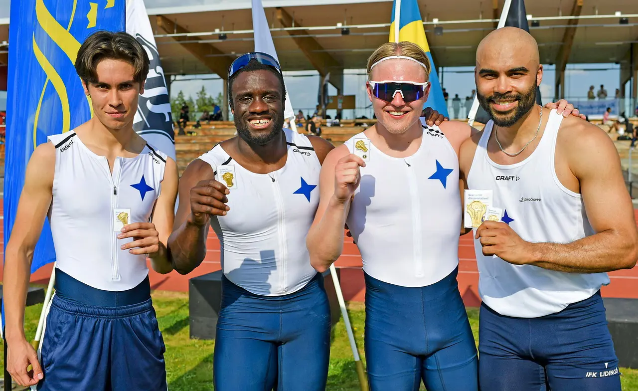 Tre (Filip Olsson, Desmond Rogo och JC Zirignon) ur denna vassa stafettkvartett springer 100m försök, förhoppningsvis semi OCH final under fredagens inledande SM-dag. Simon = återbud. Foto: DECA