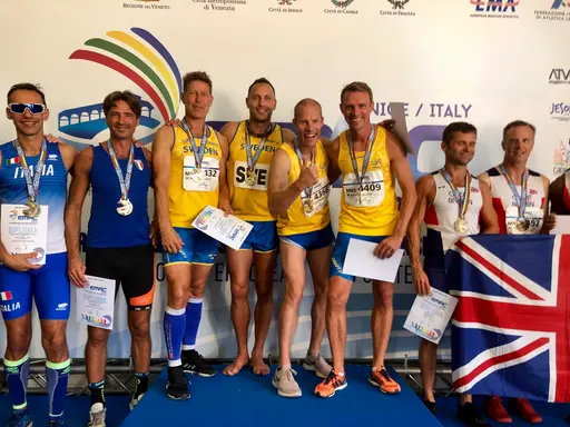 Det svenska M45-laget på 4x400m med Magnus Nilsson på förstasträckan tog guld i veteran-EM. Prispallsbildsfotograf: Henrik Tegnér