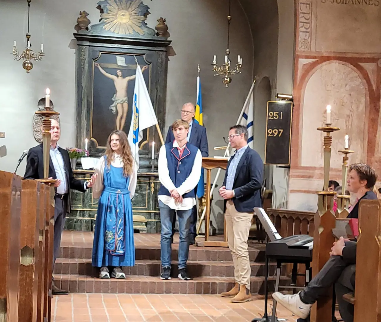 Bella och Simon tillsammans med friidrottens ordförande Mikkel Mördrup. Foto: Karin Movin
