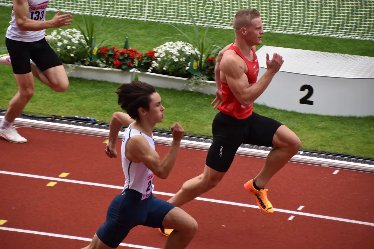 Filip Olsson stormade mot nya klubbrekord i första försöksheatet på 100m. Foto: Janne Åkerblom