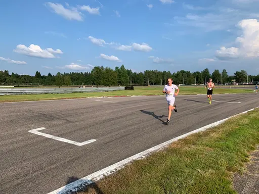 Kalle Ottfalk var en av tre av IFKs yngre löparlöften som sprang bra och fort på SM 10 km i värmen på Anderstorp. Foto: Ingela Ottfalk och Daniel Nilsson.