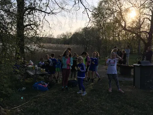 Utepremiären med fånga flaggan och korvgrillning!