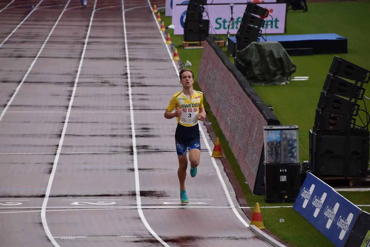 Sebastian Lörstad startade i ett ursinnigt tempo på de något regnvåta banorna på Olympiastadion i Helsingfors och var helt överlägsen på 1500m. Foto: Janne Åkerblom