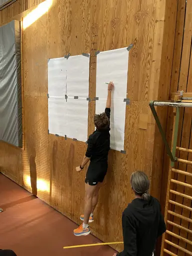 Sebbe utför tester med testledare Rogestedt och Kalle kör hinderbana Bilder: Daniel Nilsson