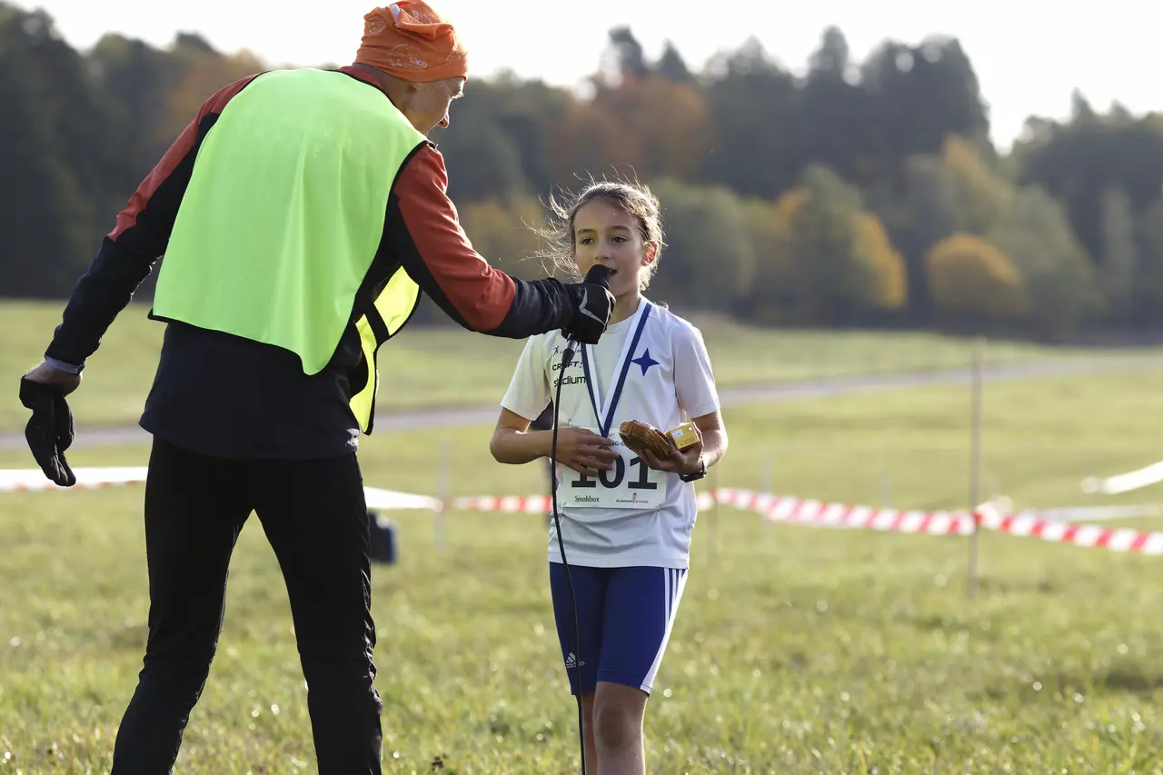 ”Palle” Liljekvist stoppade fram mikrofonen under Matilda Lörstads näsa efter Matildas fina lopp i F11-klassen. Foto: Christer Klinth