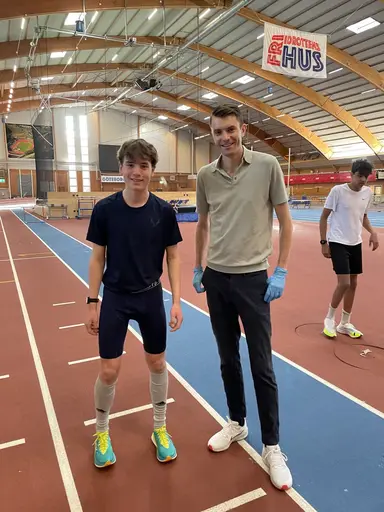 Sebbe utför tester med testledare Rogestedt och Kalle kör hinderbana Bilder: Daniel Nilsson