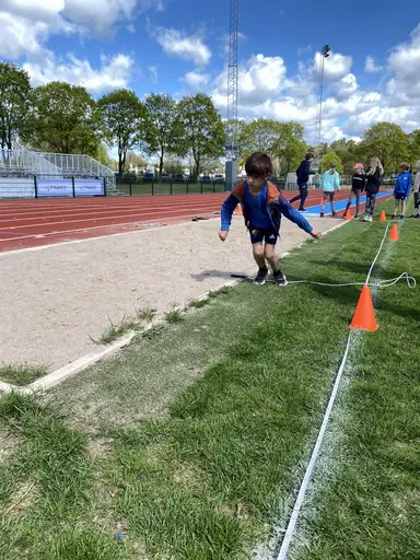 70 barn kom och tävlade i lag i Kids Athletics, samt ett kämpigt 1200m terränglopp