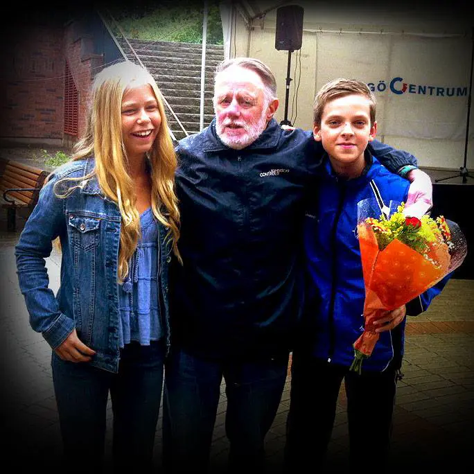 När Janne Åkerblom fick Lions Idrottsledarpris var Ellinor Pålson. Janne Karlsson och Leo Angenfelt hans stand-in och tog emot priset när han var i Göteborg för Finnkampen. Foto: Maria Schölander