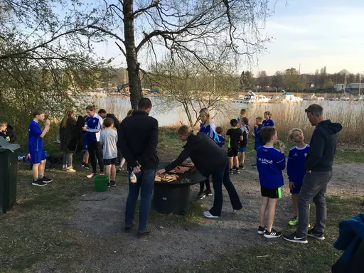 Utepremiären med fånga flaggan och korvgrillning!