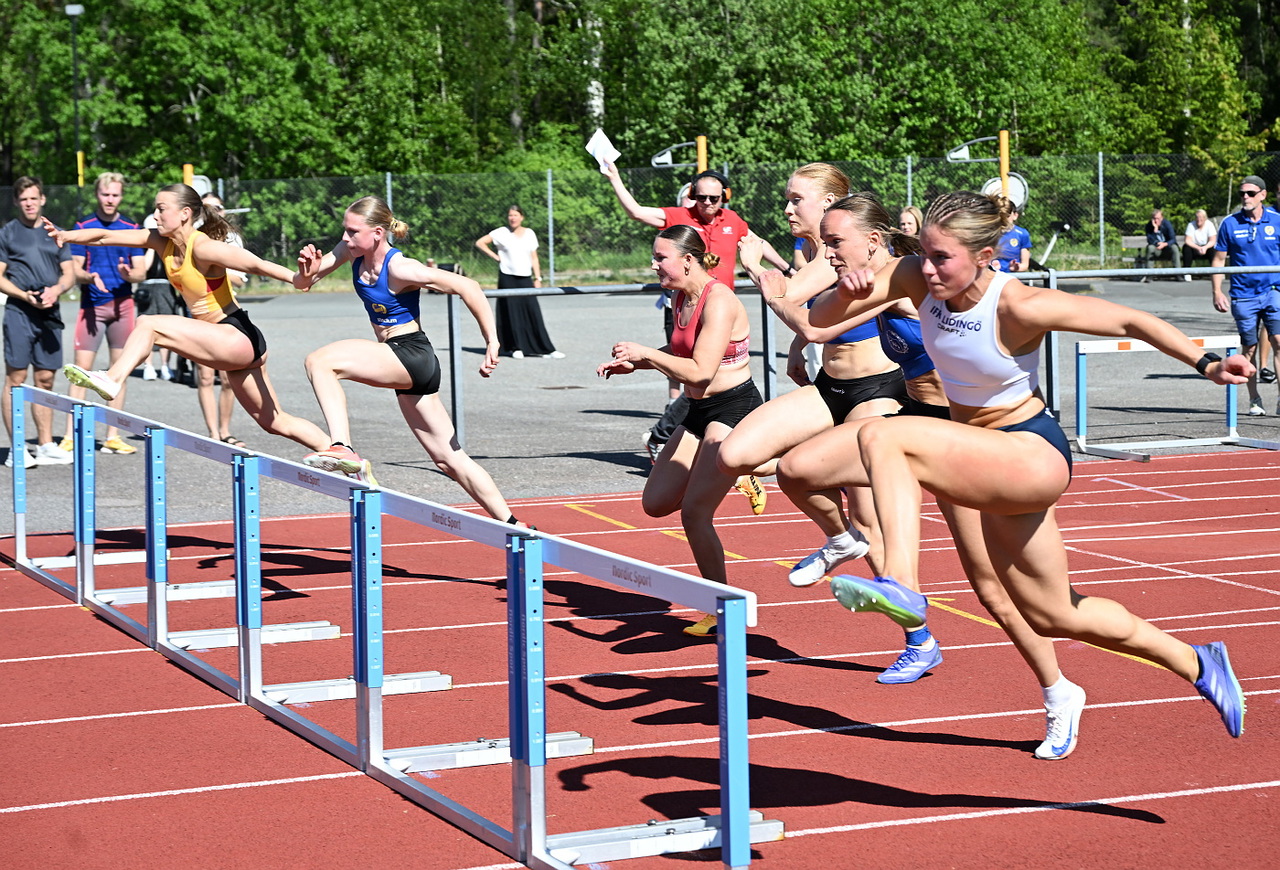 Matilda närmast kameran, här i Lag-SM-kvalet i Huddinge. Foto DECA