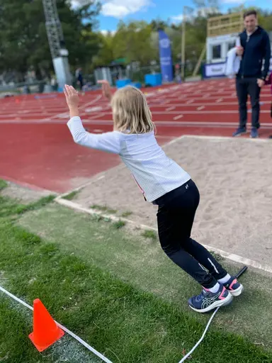 70 barn kom och tävlade i lag i Kids Athletics, samt ett kämpigt 1200m terränglopp