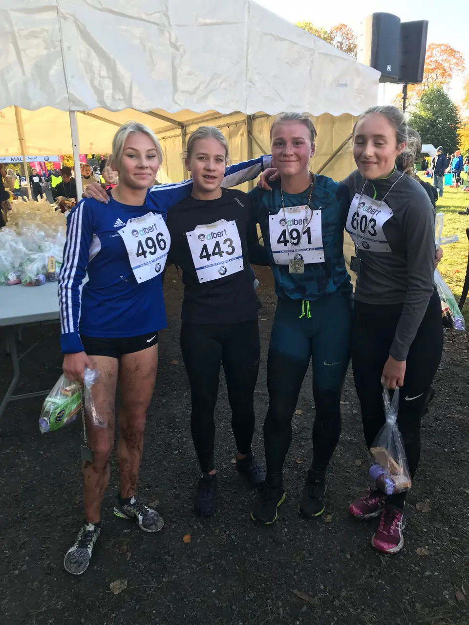 Ida, Tyra, trean Spårvägens Evelina Sparf och Ingrid, så där lite lagom leriga efter att ha kört Kalvruset i Rosersberg. Foto. Maud Egnell