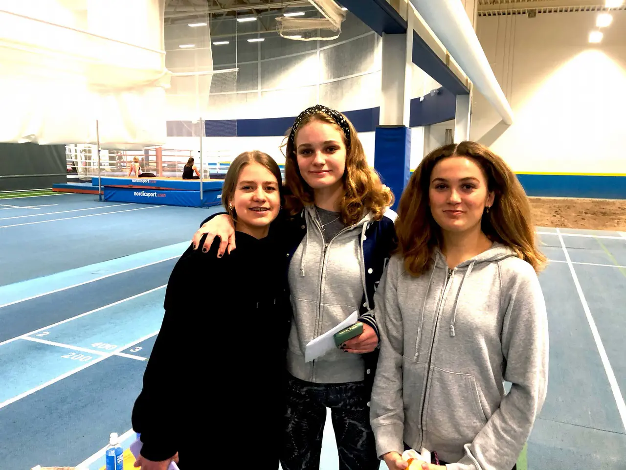 fr vänster Tyra, Melina och Alina. Alla är med som ledare på vårt Idrottslekis