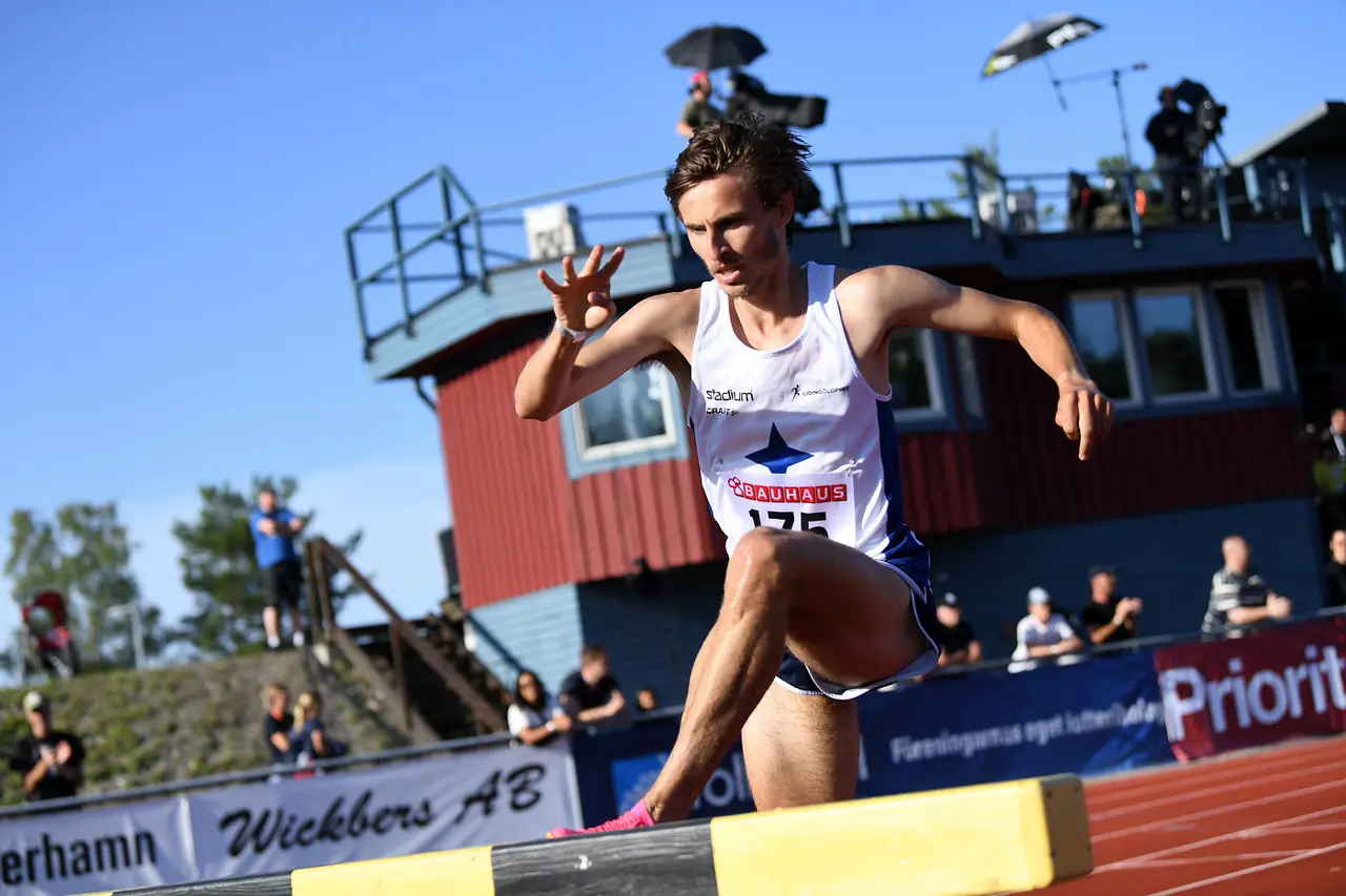 Andra halvan av 3000m hinder-loppet på SM i Söderhamn solosprang Simon Sundström och kom i mål på 8:22.73. Foto: DECA Text & Bild
