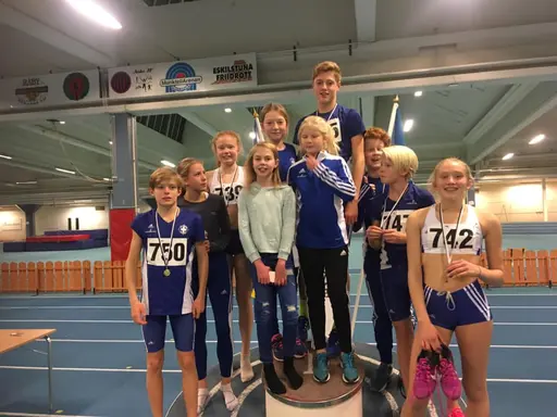 Överst: Stolta ledare i fototagen; Alla kände sig som vinnare i Eskilstuna; Nederst: Två 2005-gäng som fastnade på bild