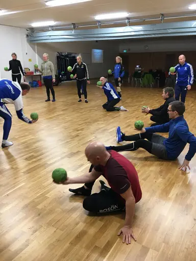 Ebba Lago Lengqvist från Sisu visar kroppsfunktionella övningar och Jennie Linéll guidade oss i hur vår ledarstil motiverar vår ungdomar att fortsätta idrotta.