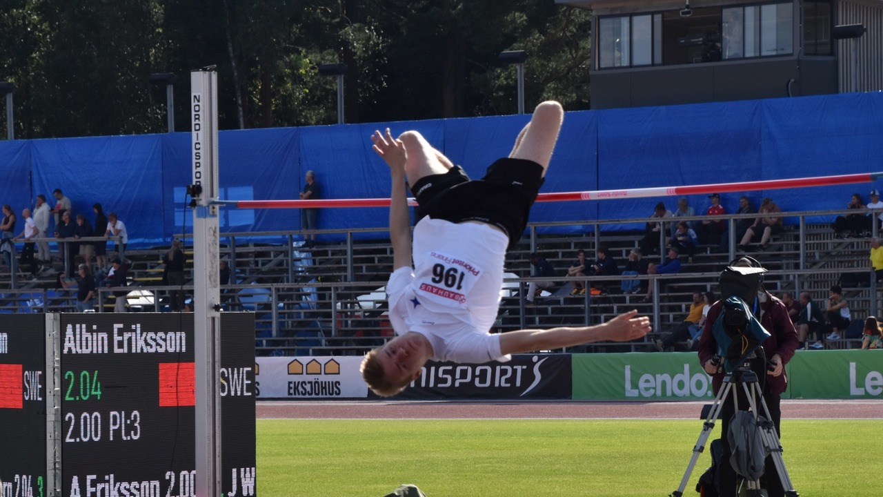 Albin Eriksson tog 2.08 och var fyra i höjd. Här grejar han 2.04. Foto: Tilde Bromann