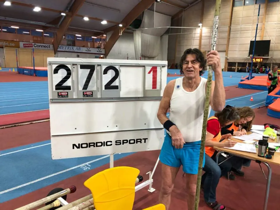 Två å sjuttiotvå! Ja, så lyder det nya svenska rekordet i stavhopp för M75. Inge Hermansson är den stolta innehavaren. Foto: Thomas Lindberg