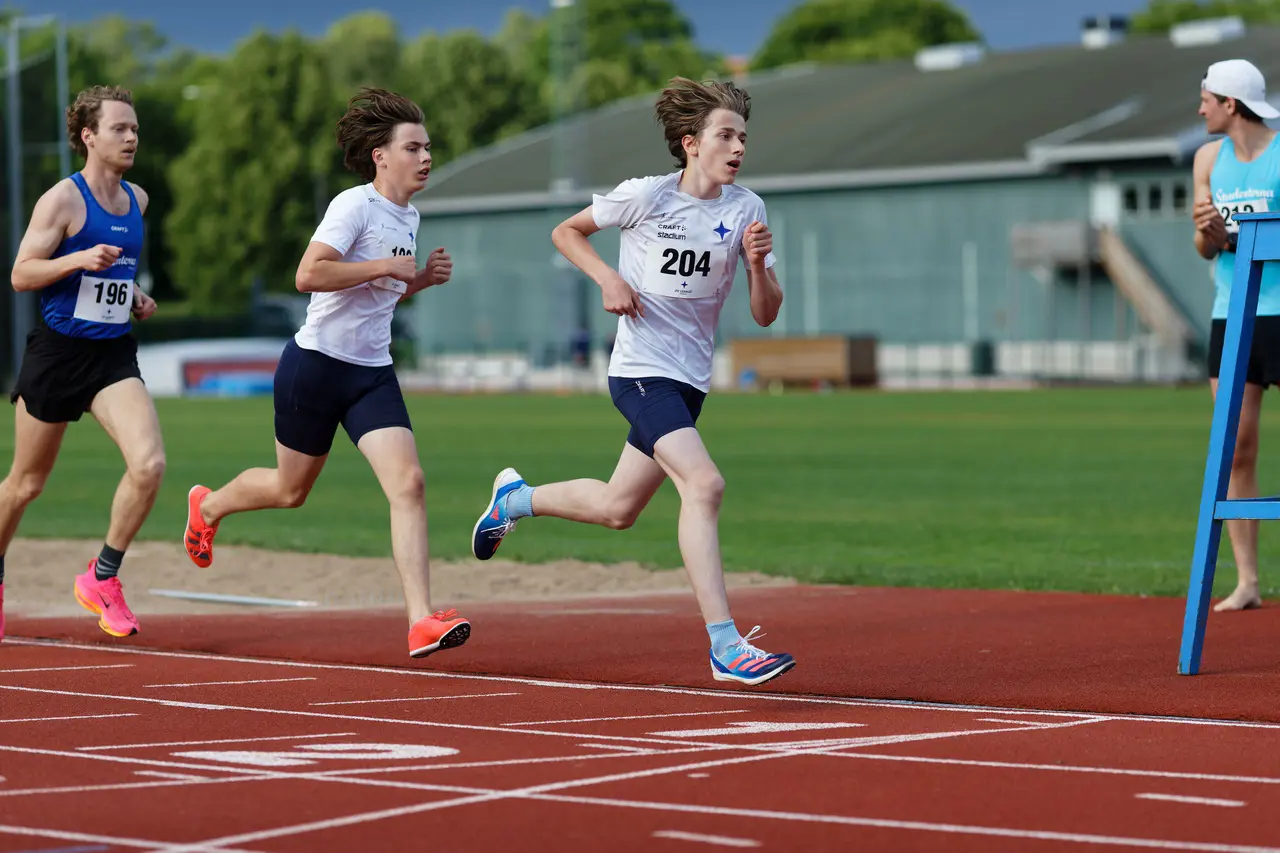 Oskar Bonnevier och Luca Garavini (204) ligger högt upp i Sverigestatistiken för P15 på både 800m och 2000m. Foto från KM 3000m: Christer Klinth