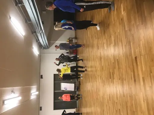 Ebba Lago Lengqvist från Sisu visar kroppsfunktionella övningar och Jennie Linéll guidade oss i hur vår ledarstil motiverar vår ungdomar att fortsätta idrotta.