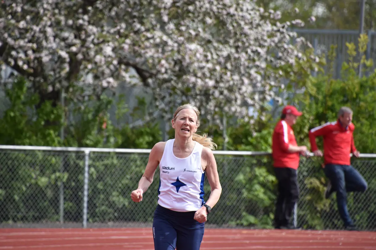 I söndags sprang Nina 800m. På torsdag springer hon 5000m i Lag-SM-kvalet i Sollentuna. Bild från förra årets Lag-SM-kval då hon också sprang 5000m: Foto. Janne Åkerblom