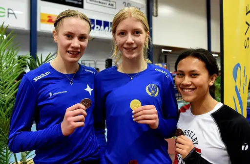 Pristagarna i F16 400m med Nike Isaksson som silvermedaljör och P15 längd med August Calles som bronsmedaljör. Foto: DECA Text & bild