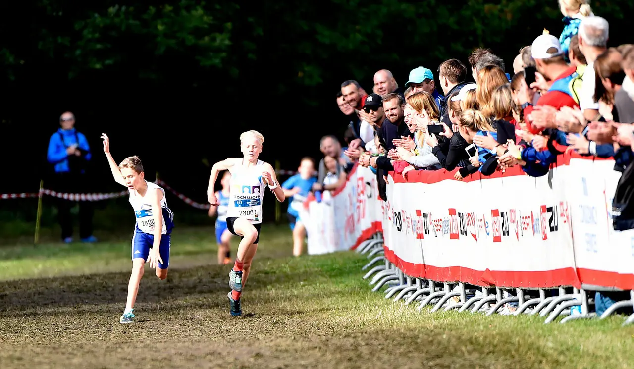 Unge herr Ottfak, här fångad av DECAs kamera i spännande upploppsögonblick under Lilla Lidingöloppet 2017, sprang riktigt bra i Milspårets 5 km-lopp