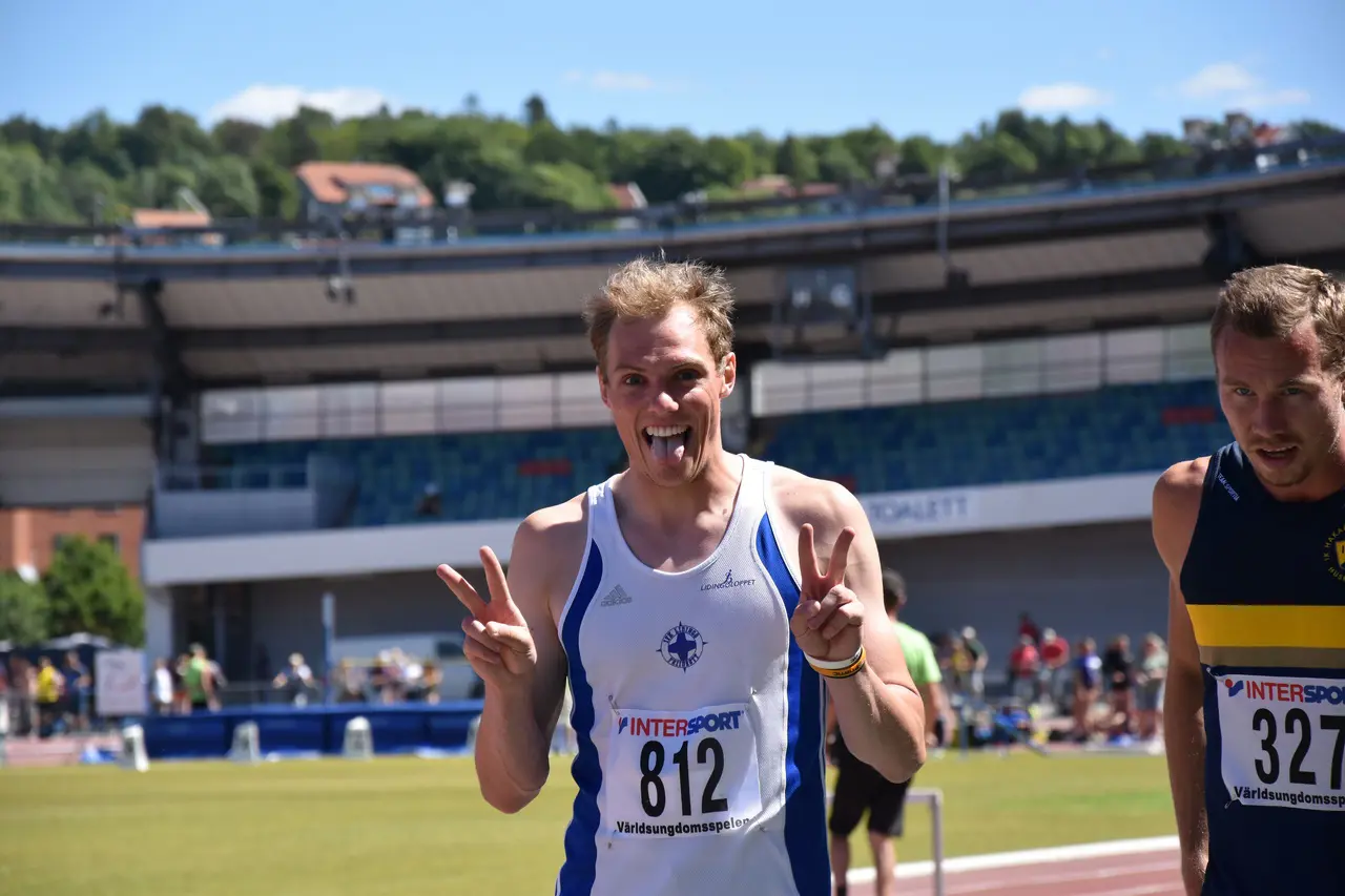 Efter en formidabel upphämtning och uppvisning av Fredrick Ekholm på 110m häck kan man se så här glad ut. Foto: Robin Isaksson