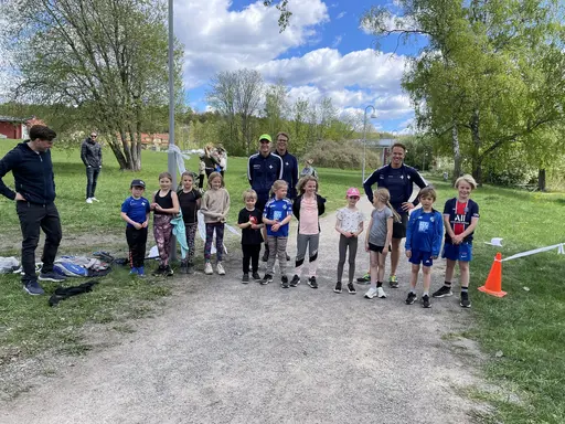 70 barn kom och tävlade i lag i Kids Athletics, samt ett kämpigt 1200m terränglopp