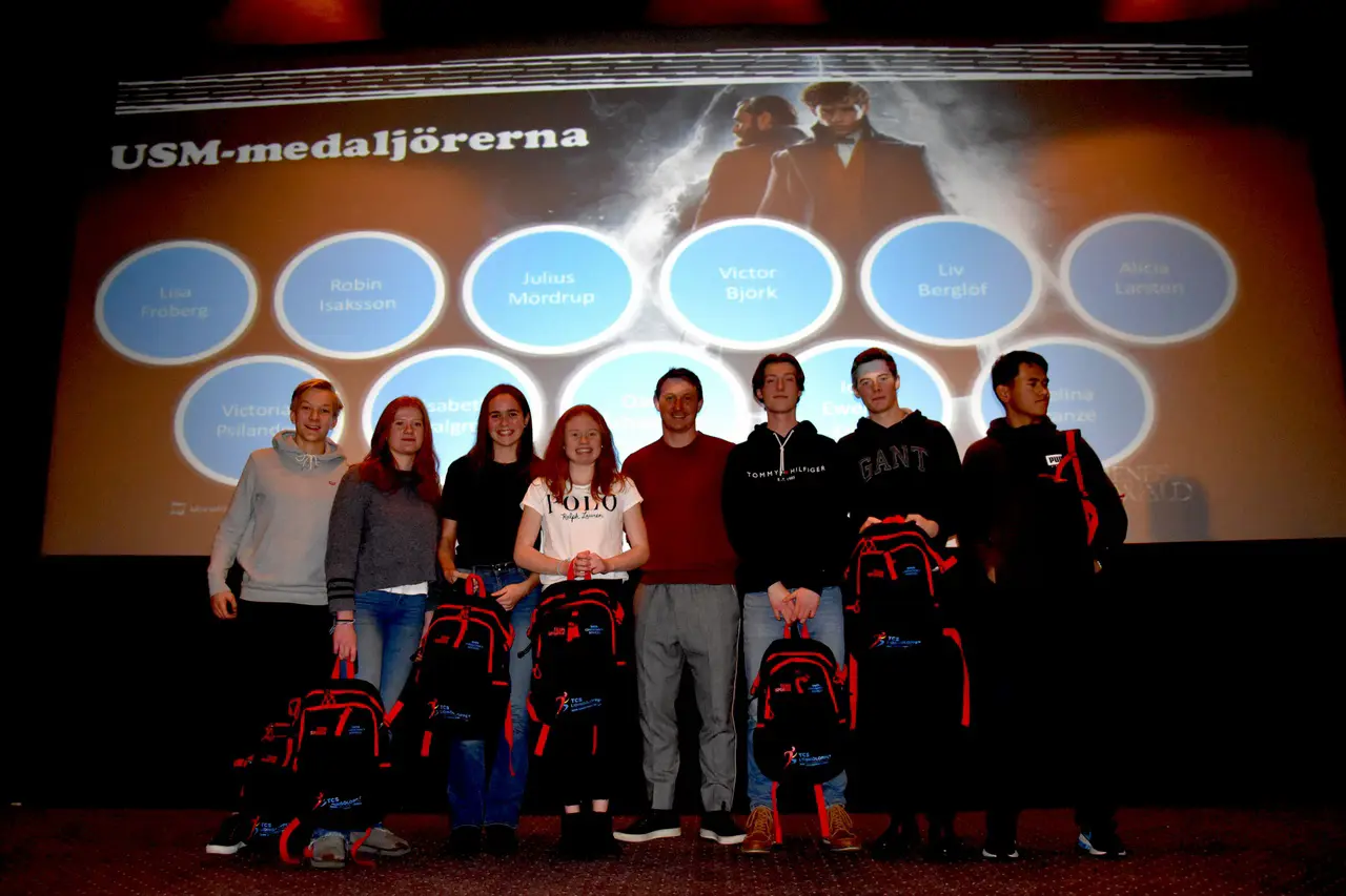 David, Elisabeth, Victoria och Alicia stod på ena sidan om Kim Källström. Julius, Robin och Victor på den andra