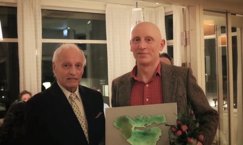 Utdelaren Lasse Dahlstedt och mottageren Anders Rahmqvist. Foto Rebecka Öberg