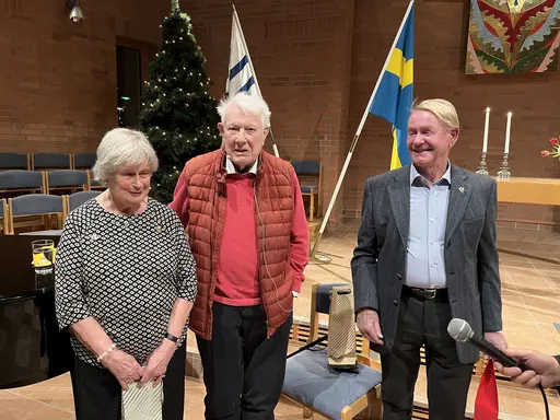 Lydiam, Nils, Alice och Kalle. Karin, Lars G och Lasse. En tårta. Ett luciatåg. Foto: Janne Åkerblom