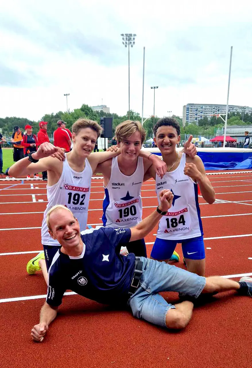 Coach Daniel var förstås duktigt nöjd med utdelningen när Sebbe, Sebbe och Jonas tog tre av de fyra främsta platserna i 2000m-loppet i USM. Foto: Jessica Falkman