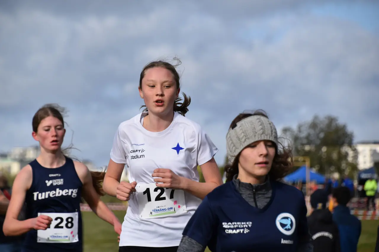 Elsa springer 1000m i IUSM i helgen. Hon är också anmäld i gång. Foto från terräng-DM i höstas: Janne Åkerblom