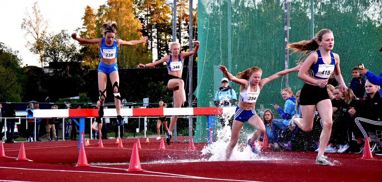 Alicia Larsten flög fram under F14-hinderloppet och belönades med både en silvermedalj och ett nytt fint personligt rekord. Bild: Bengt Larsten
