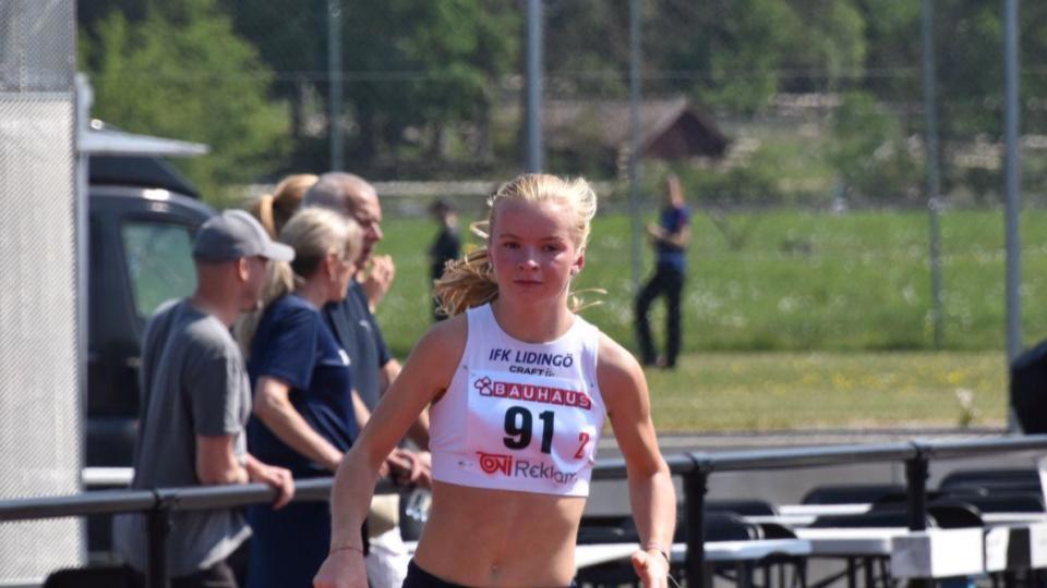 Förra året sprang Sofia Fröberg Stafett-SM i Uppsala. I dag är hon tillbaka på Uppsala friidrottsarena, uttagen i det svenska juniorlandslaget. Foto: Janne Åkerblom
