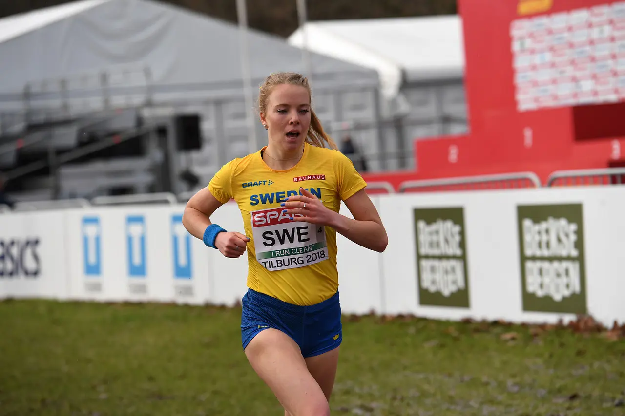 Anna Silvander ute på slutsträckan i terräng-EM-mixedstafetten. Foto DECA Text & Bild