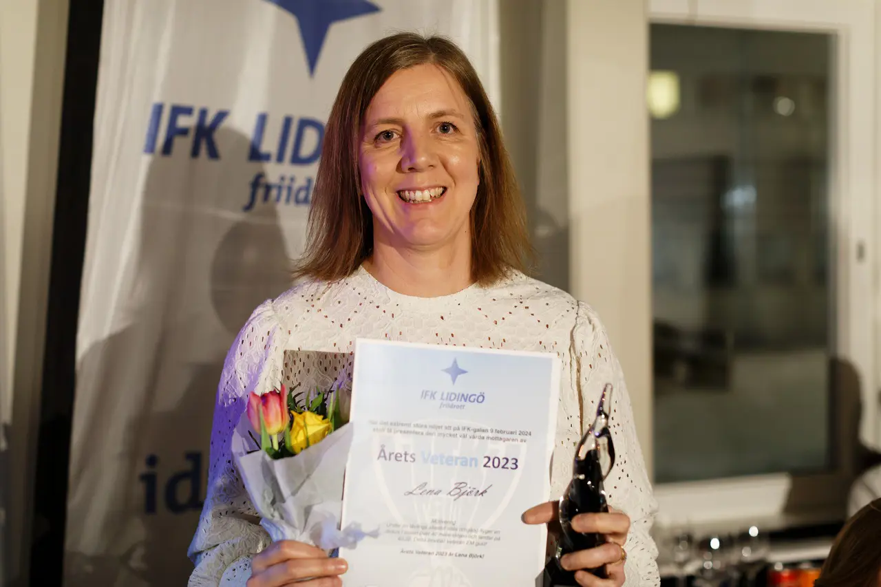 Lena Björk tog emot priset som Årets veteran. IFK-galan-foto: Christer Klinth