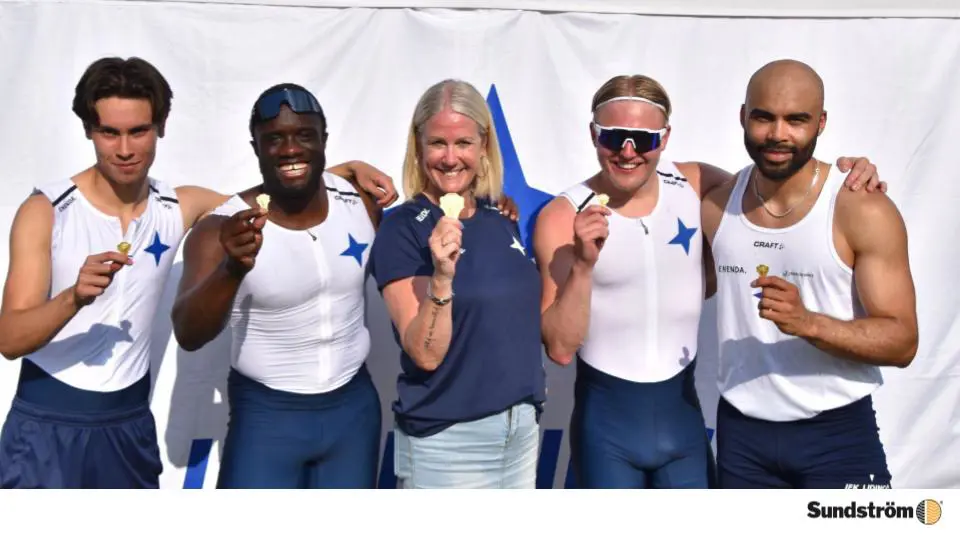 Filip Olsson, Desmond Rogo, Simon Martinsson och Jean-Christian Zirignon tog guld på korta stafetten i Stafett-SM. Jessica Falkman var minst lika glad som guldmedaljörerna. Foto: Janne Åkerblom