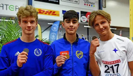 Pristagarna i F16 400m med Nike Isaksson som silvermedaljör och P15 längd med August Calles som bronsmedaljör. Foto: DECA Text & bild