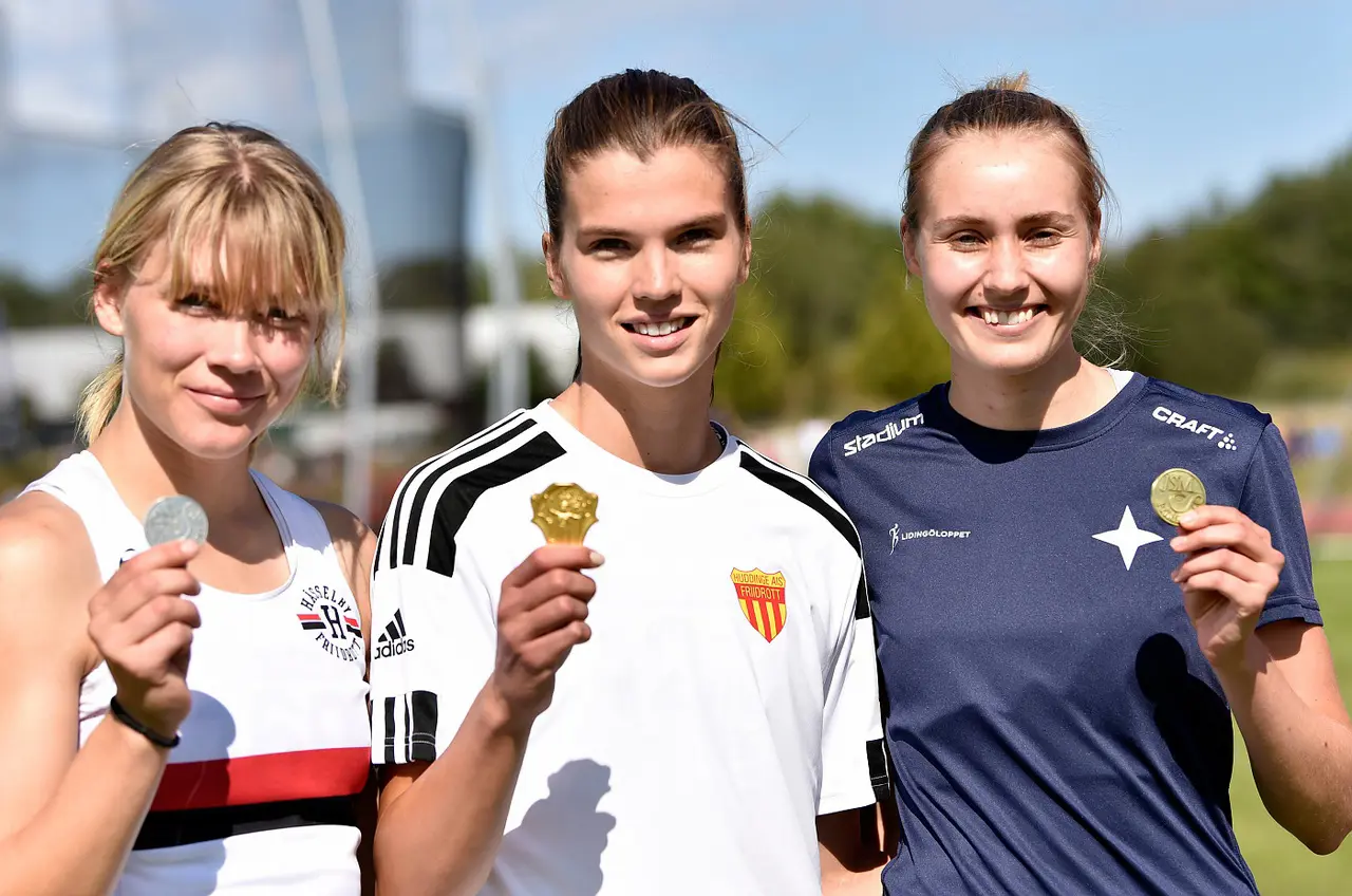 På förra årets junior-SM i Linköping hoppade Karin Boestad (till höger) till sig en fin bronspeng i K22. Foto DECA Text & Bild