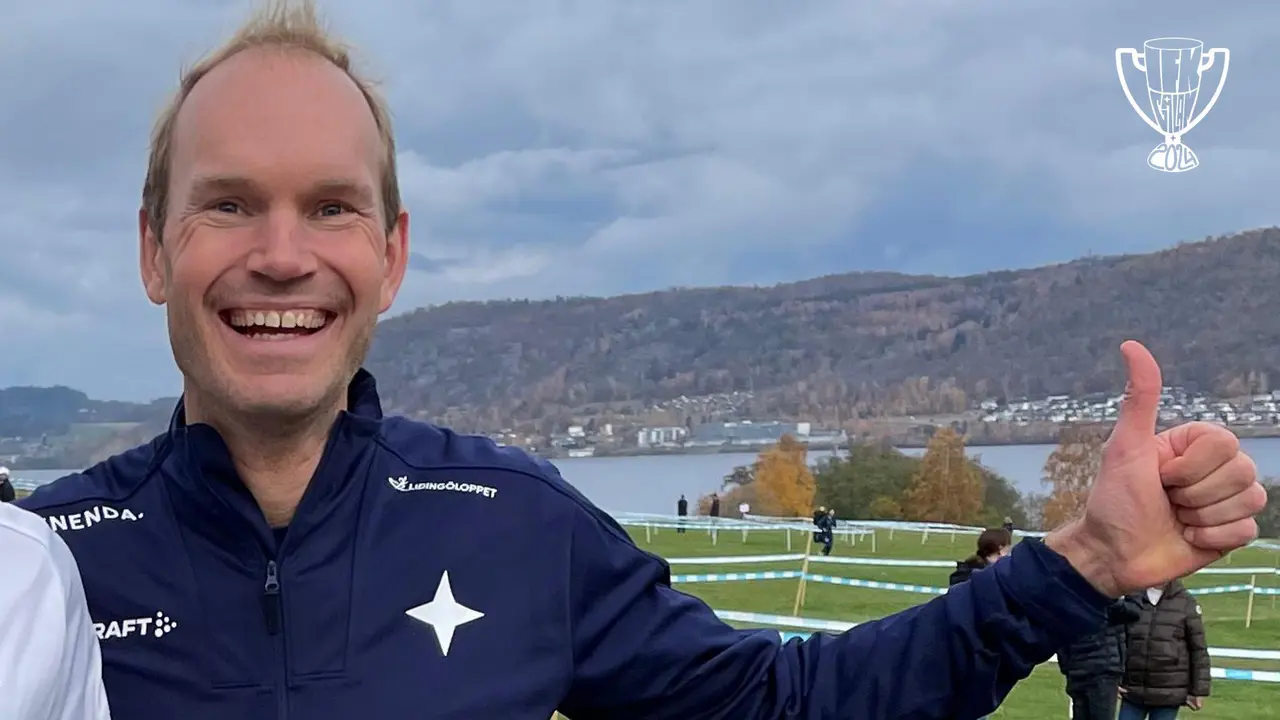Tummen upp för Daniel Nilsson, som är Årets ledare i IFK Lidingö 2024. Foto: Nina Willén Holgersson